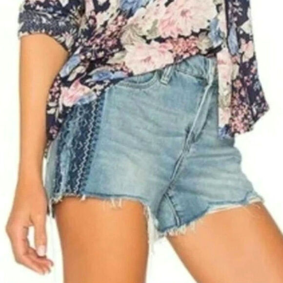 BlankNYC Blue Jean Hiker Short Sz 29 8 Frayed Embroidered Side Stripe Free Bee - Picture 6 of 16